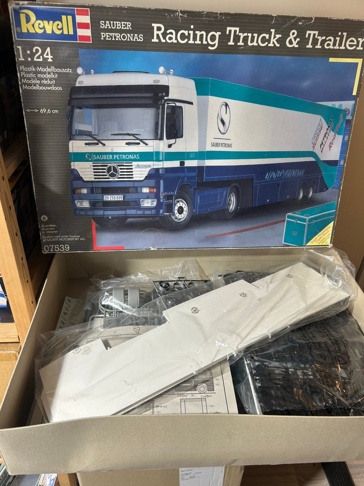 Revell 07539 Racing truck& trailer sauber petronas, Revell, Groter dan 1:32, Ophalen of Verzenden, Zo goed als nieuw