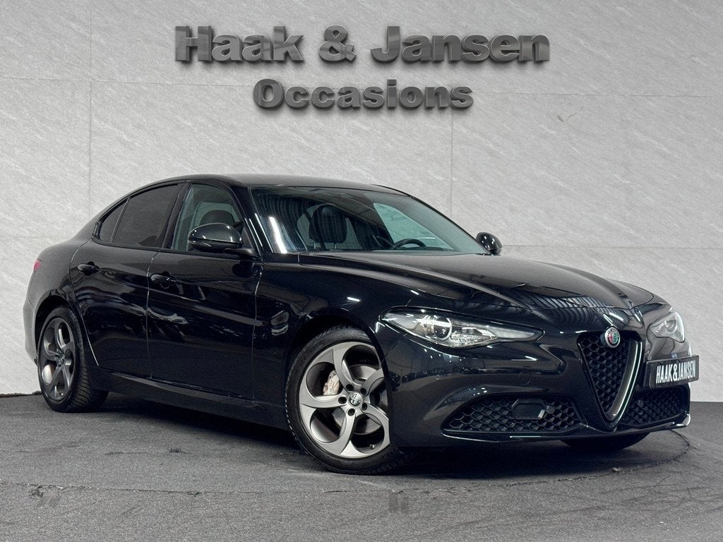 Alfa Romeo Giulia 2.0T Automaat ACC Leer Keyless, Automaat, Achterwielaandrijving, Gebruikt, Zwart
