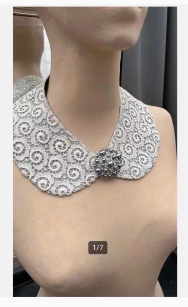 Antieke Kanten Kraag Grijze Binnenzijde met gratis broche, Antiek en Kunst, Antiek | Kleding en Accessoires, Ophalen of Verzenden