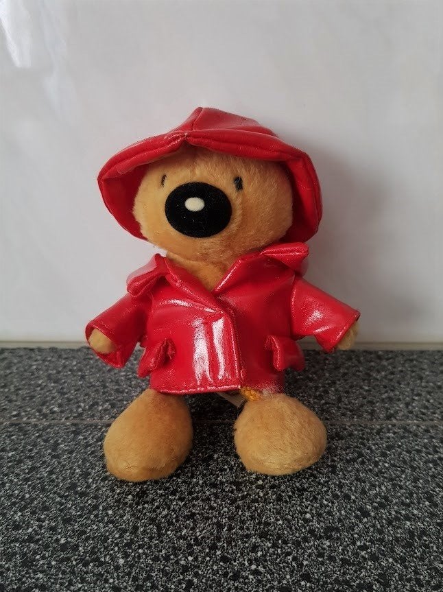Knuffel beertje met rood lakjasje en mutsje, Ophalen of Verzenden, Zo goed als nieuw, Beer
