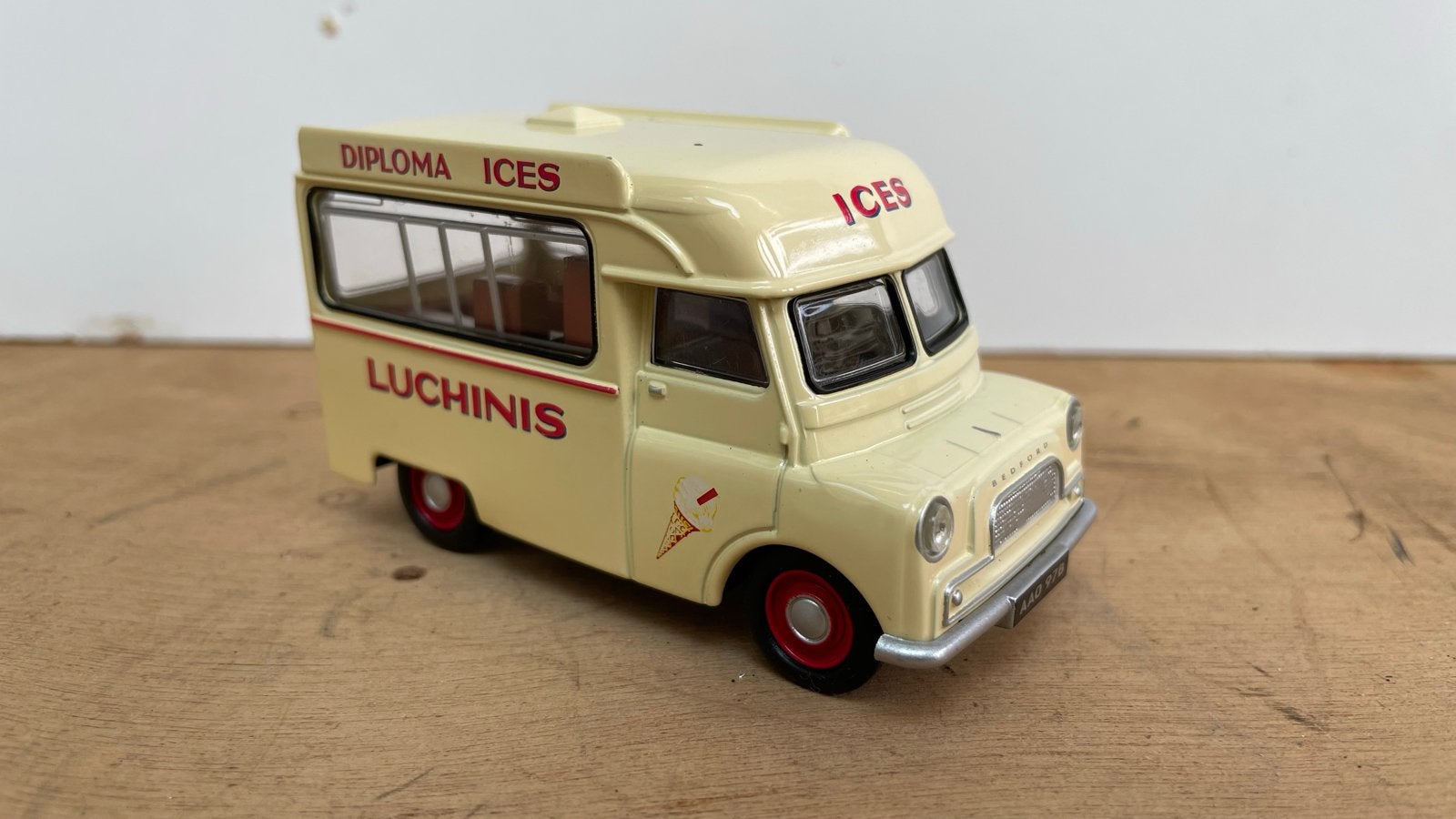 Oxford Diecast Bedford Ice Cream Van Luchinis, Ophalen of Verzenden, Zo goed als nieuw