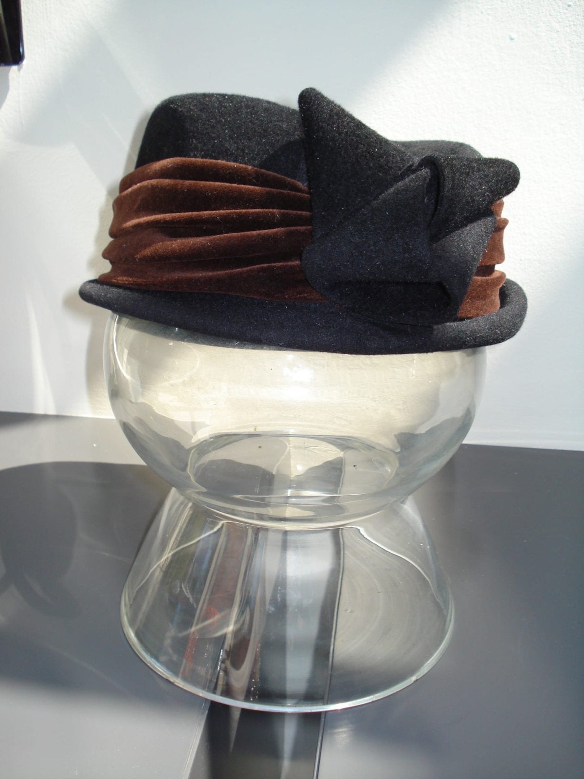 Elegante dameshoed - Zwart met bruine accenten, Ophalen, Zo goed als nieuw, One size fits all, Hoed
