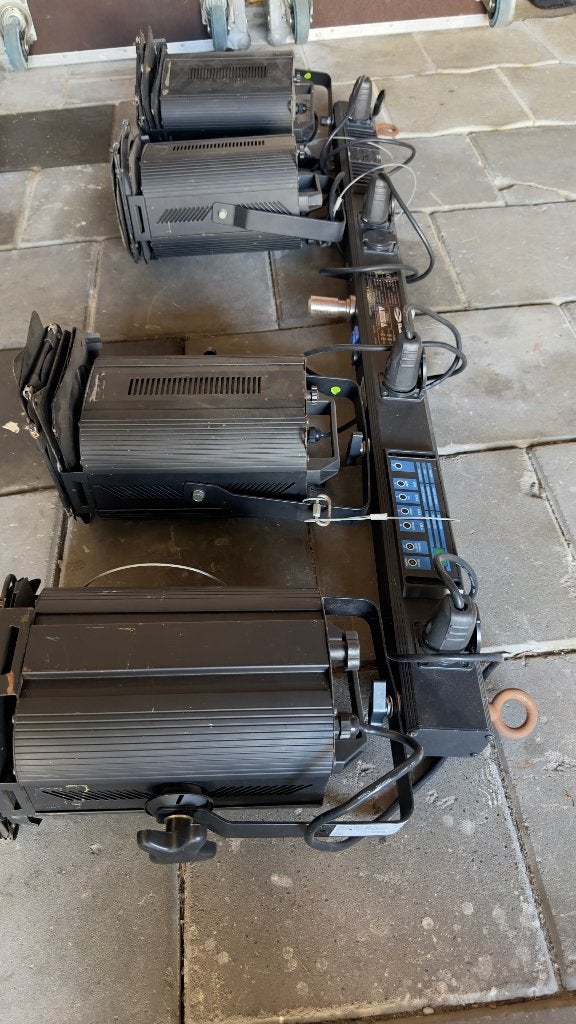 4x THT-500 fresnel spot met T4 DMX balk, Ophalen, Gebruikt, Licht, Kleur
