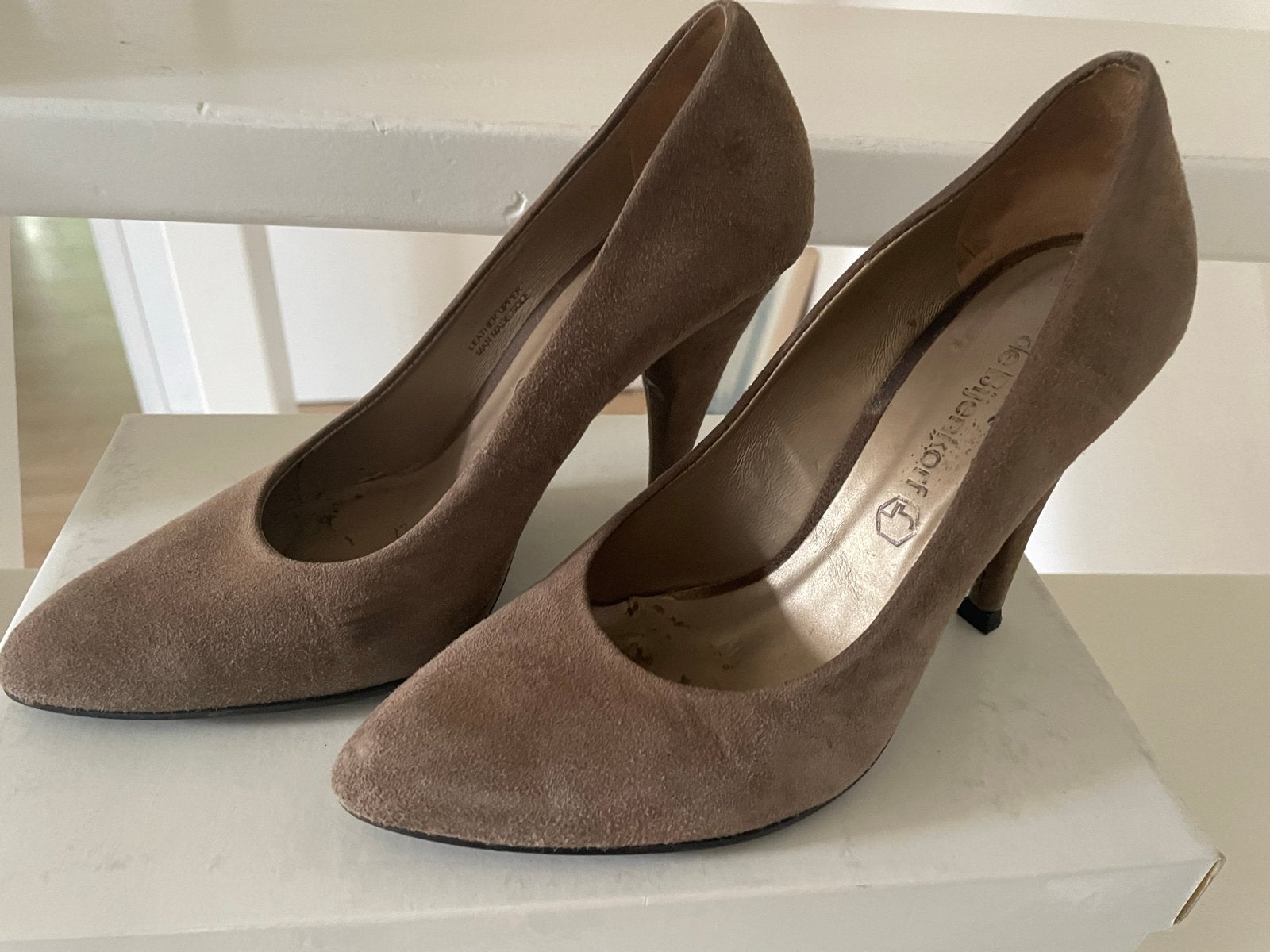 Bruine suède pumps van de Bijenkorf, maat 36, Ophalen of Verzenden, Gedragen, Bruin, Pumps