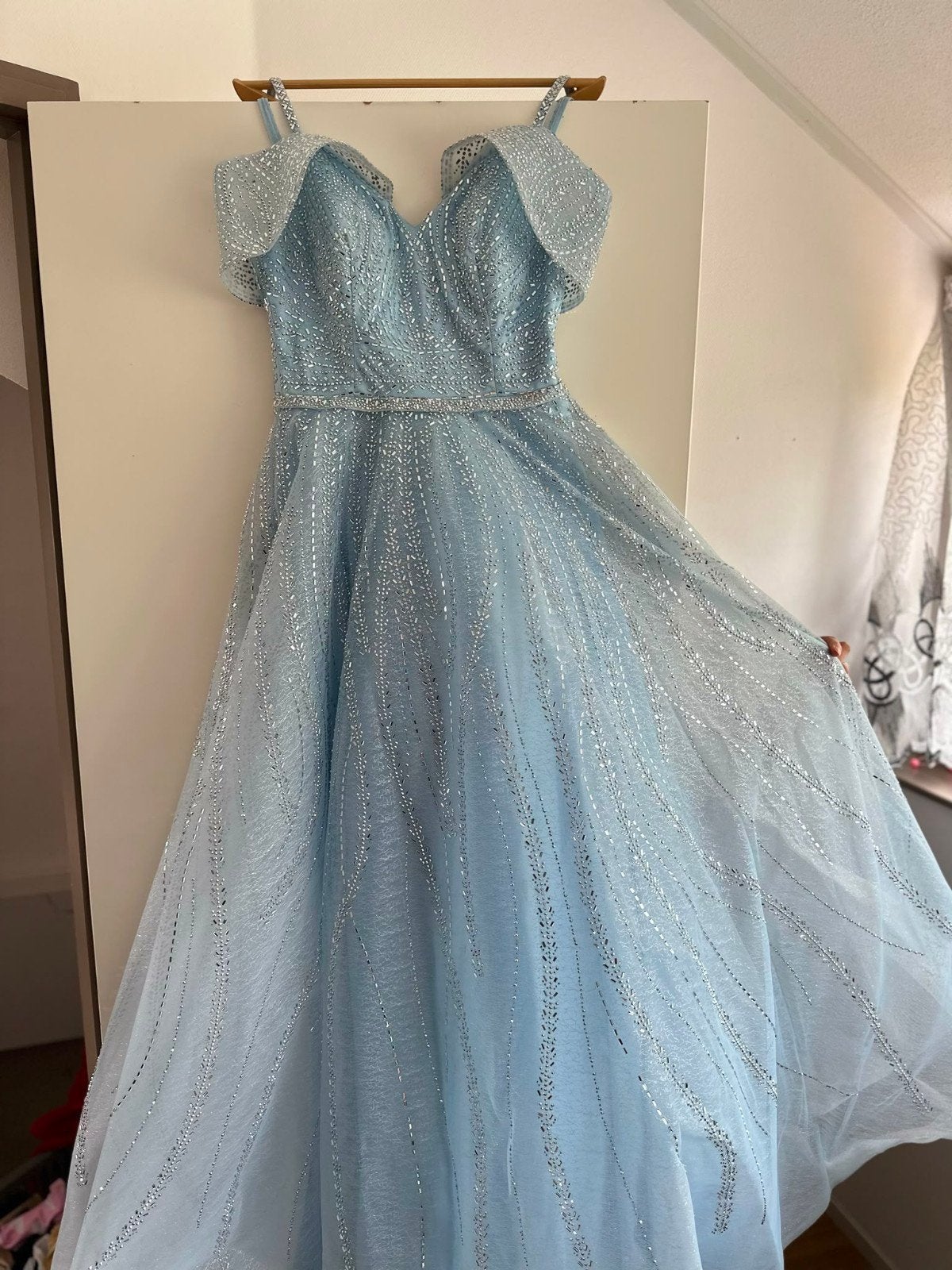Prachtige lichtblauwe galajurk met glitter en sleep, Galajurk, Blauw, Demaqt, Zo goed als nieuw
