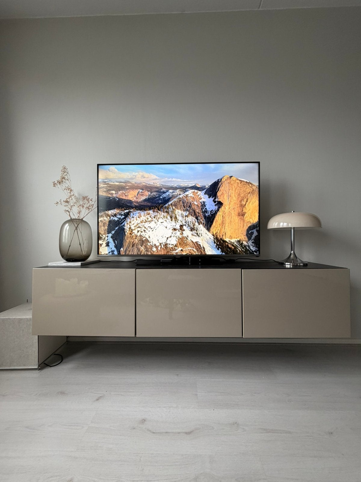IKEA BESTÅ tv-meubel 180 cm. Hoogglans lichtgrijs/beige, Ophalen, Overige materialen, 150 tot 200 cm, Zo goed als nieuw