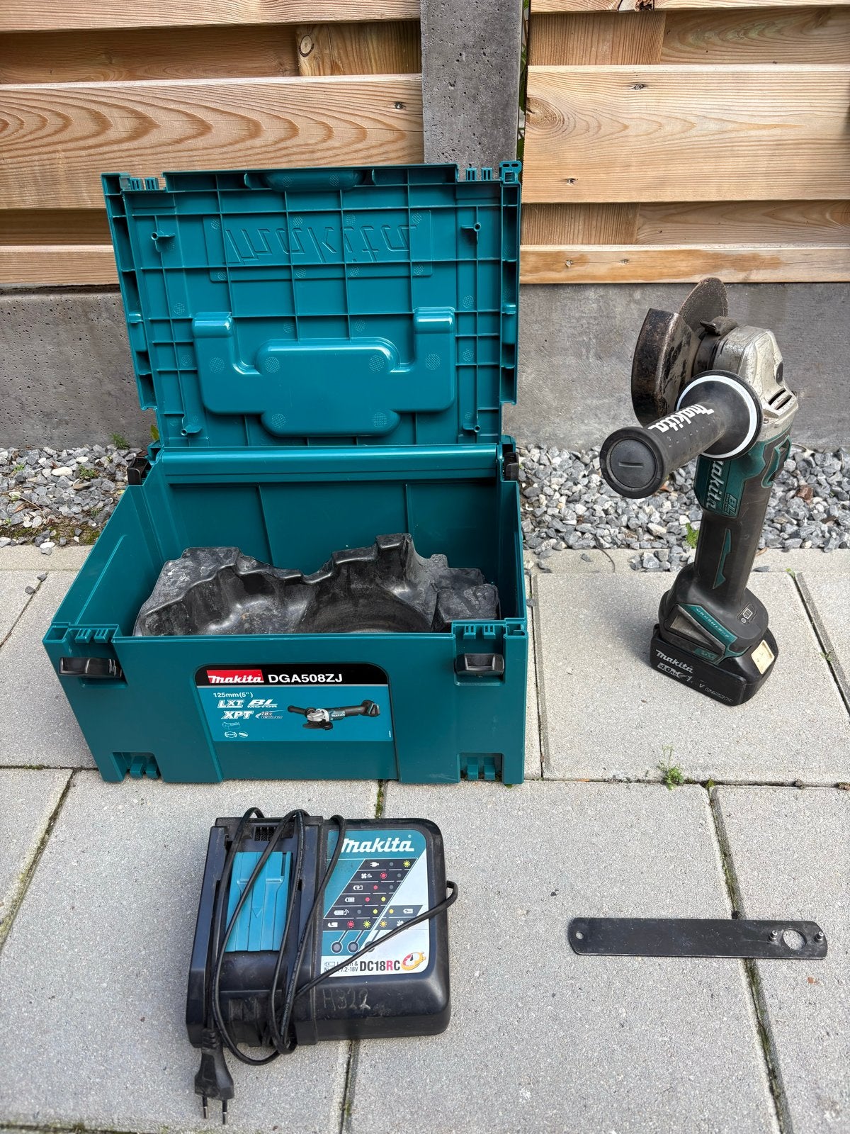 Makita DGA504 Haakse Slijper met Acculader en Accu en Koffer, Ophalen, Gebruikt