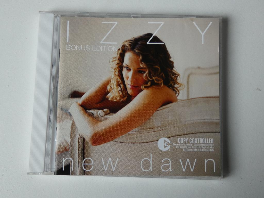 Izzy - New Dawn bonus edition, Verzenden, Gebruikt
