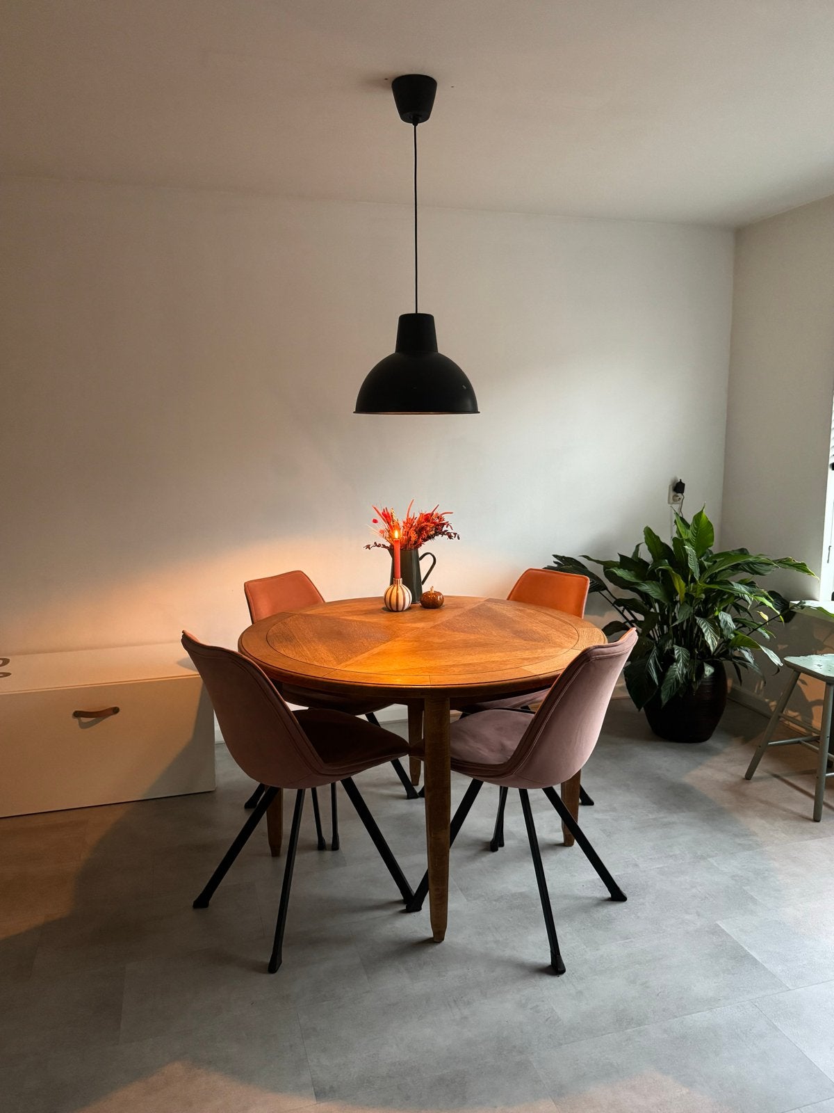 Ronde eettafel met 4 roze velours stoelen, Ophalen, Gebruikt, 100 tot 150 cm, Rond