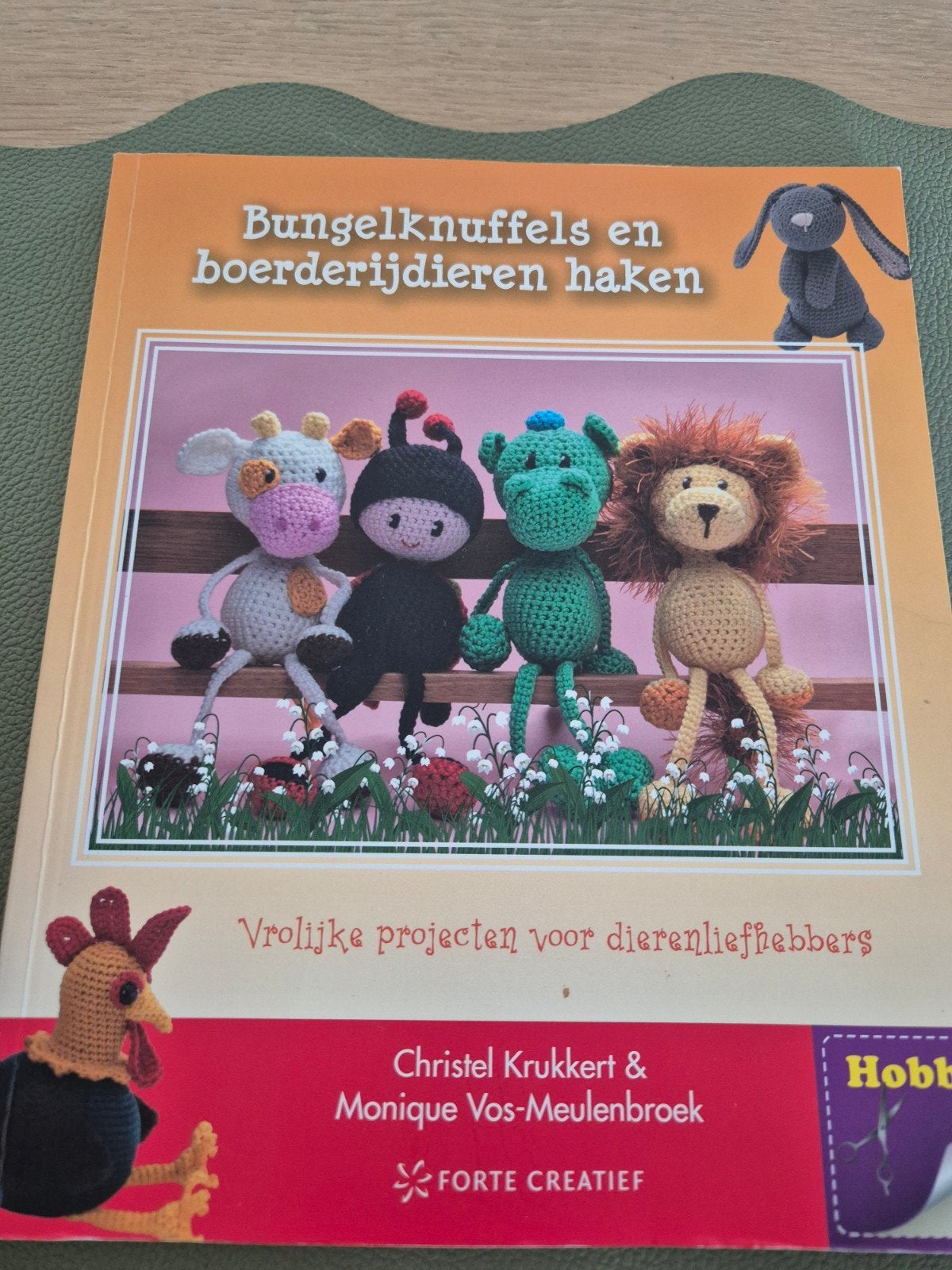 Bungelknuffels en boerderijdieren haken - Haakboek, Ophalen of Verzenden, Zo goed als nieuw, Haken, Patroon of Boek