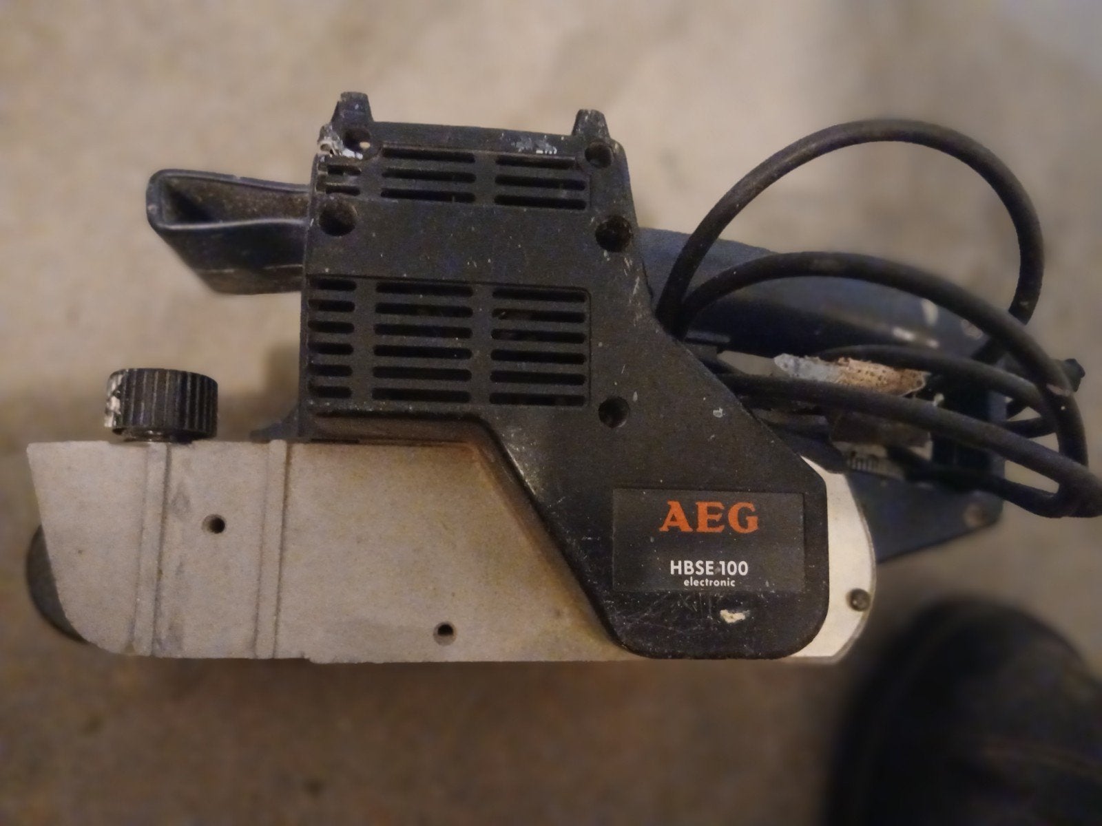 AEG HBSE 100 Bandschuurmachine - Gebruikt, Doe-het-zelf en Verbouw, Ophalen of Verzenden, Gebruikt, Minder dan 600 watt, Bandschuurmachine