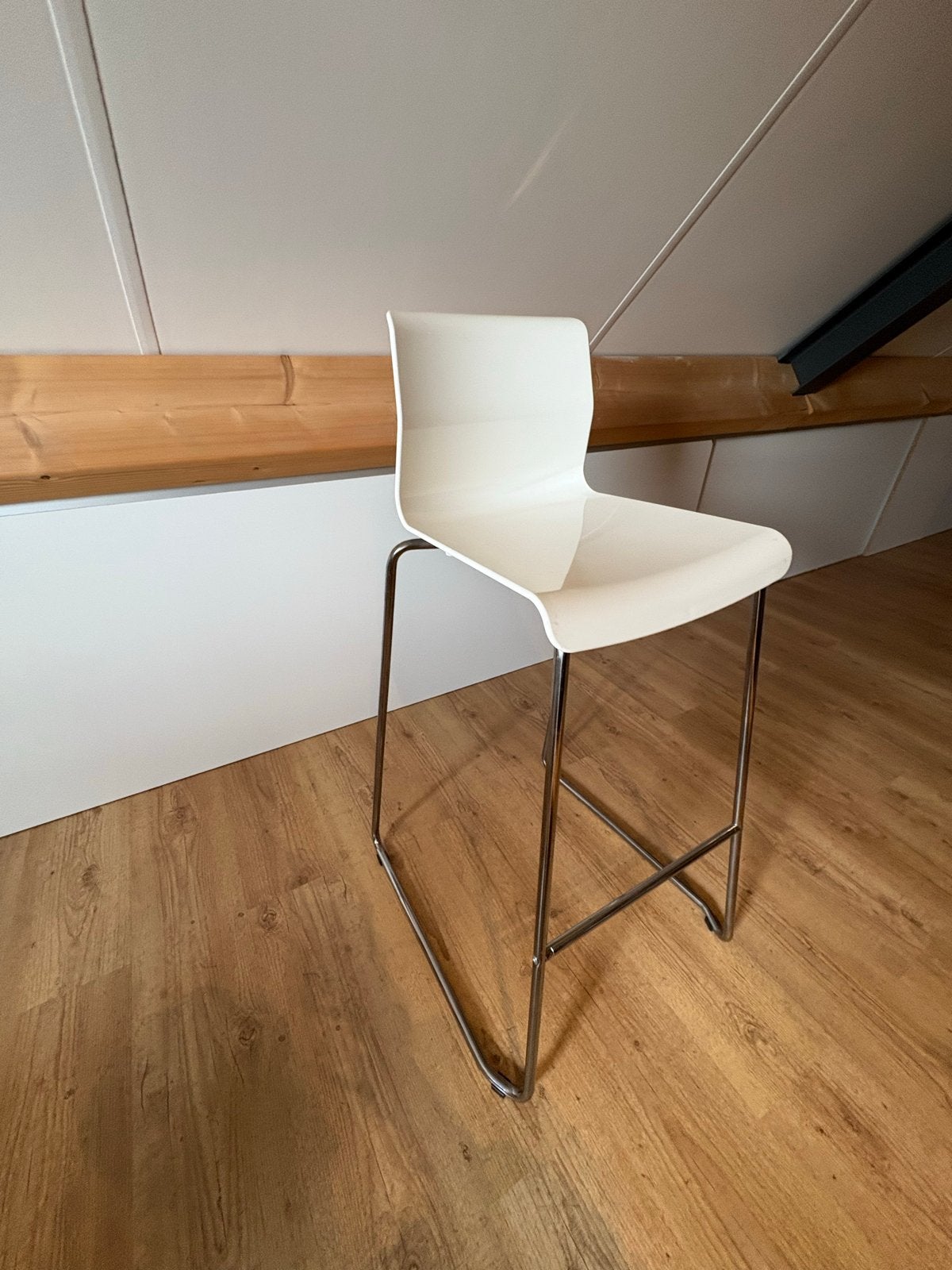 6x IKEA barkrukken / barstoelen – Wit met chromen onderstel, Ophalen, Kunststof, Met voetsteun, 90 cm of meer