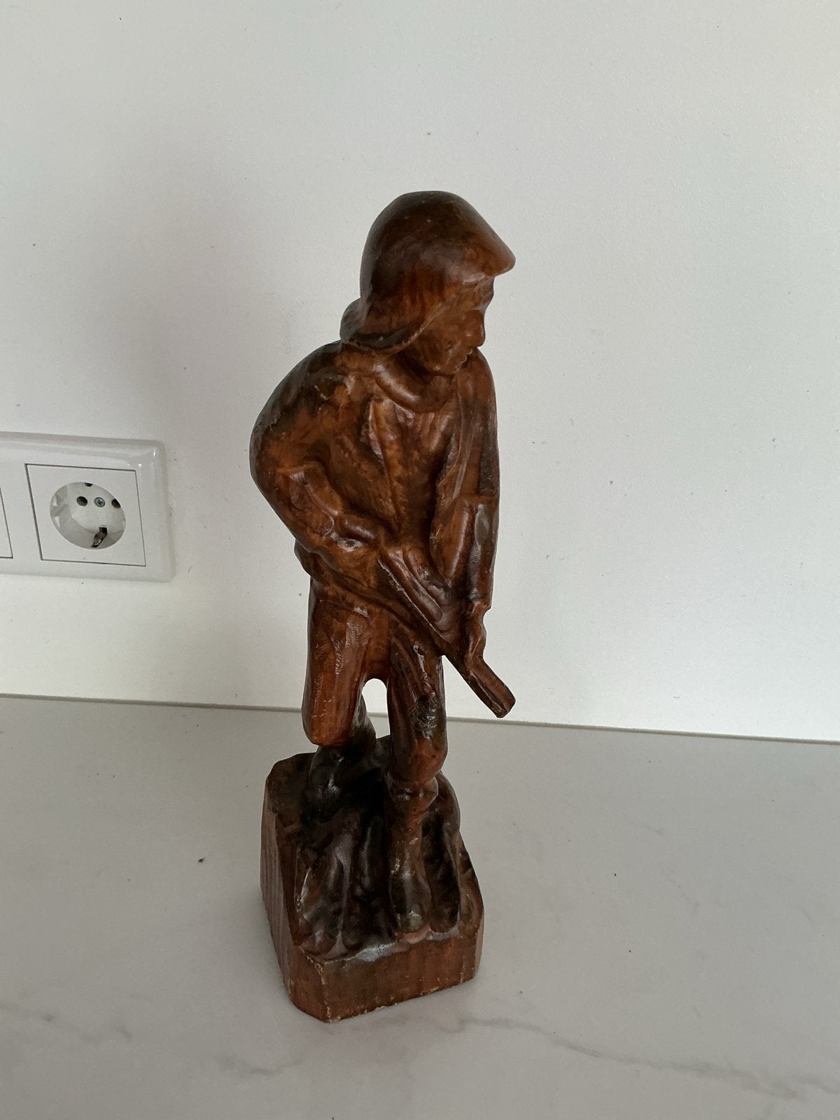 Houten beeldje van een man met geweer, Ophalen of Verzenden, Handgemaakt, 20 - 50 cm, Beeld