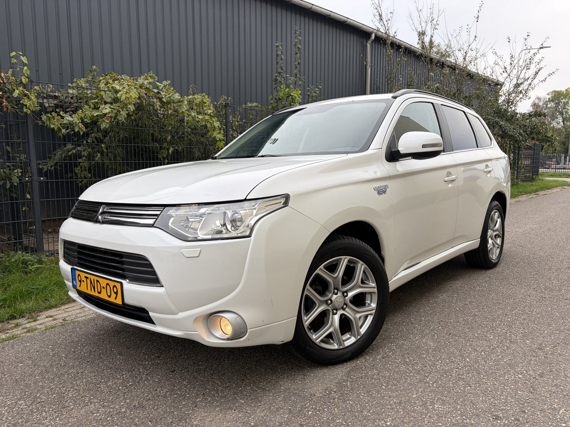 Mitsubishi Outlander 2.0 PHEV instyle / AUTOMAAT / LEER / NA, Auto's, Automaat, 360° camera, 4 cilinders, Wit