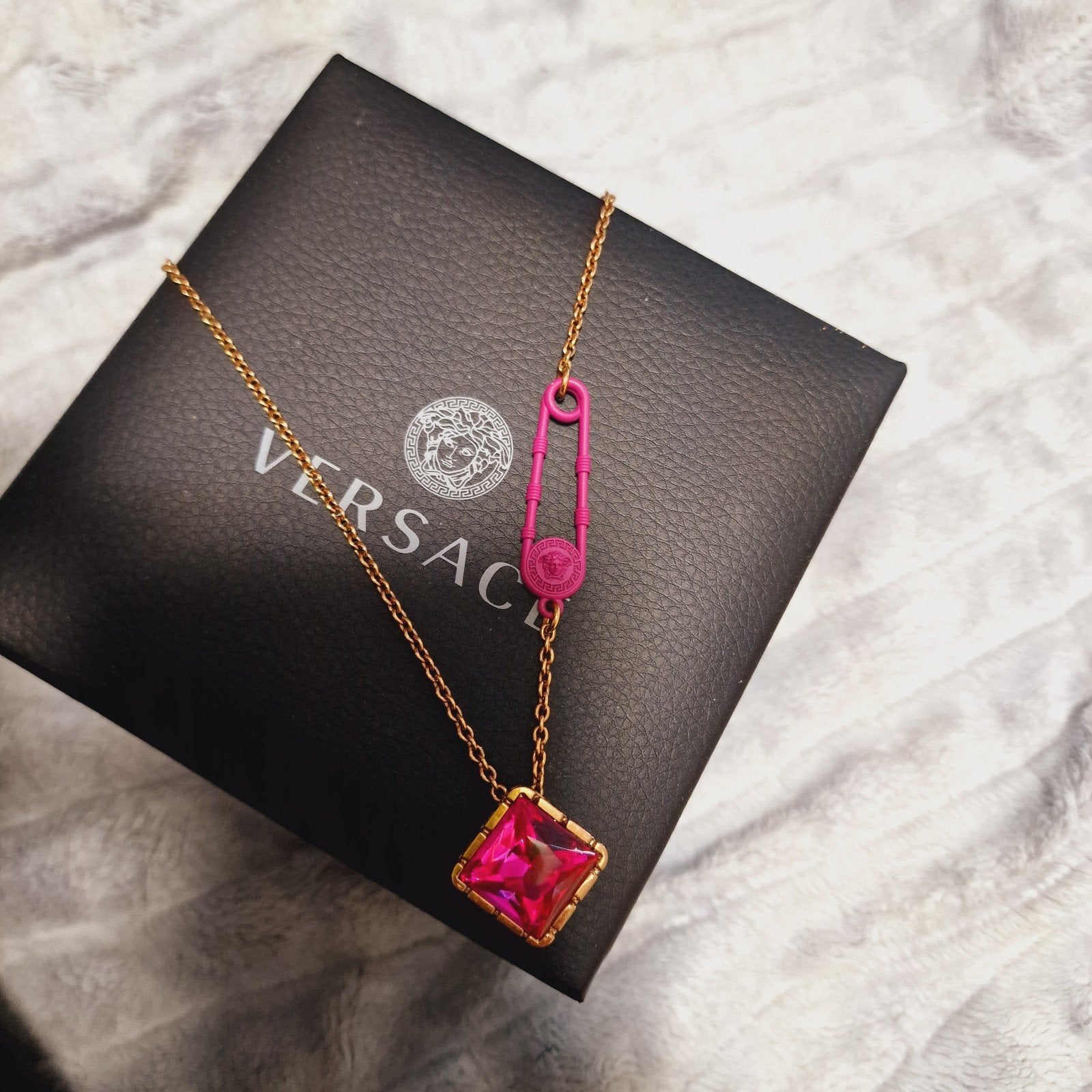Versace ketting met roze hanger en kristal, Overige materialen, Ophalen of Verzenden, Zo goed als nieuw, Roze