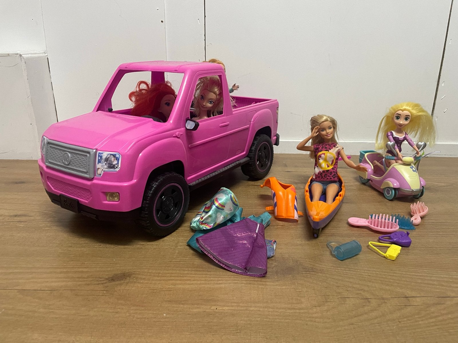 Barbie speelset met auto, poppen en accessoires, Ophalen, Gebruikt, Barbie