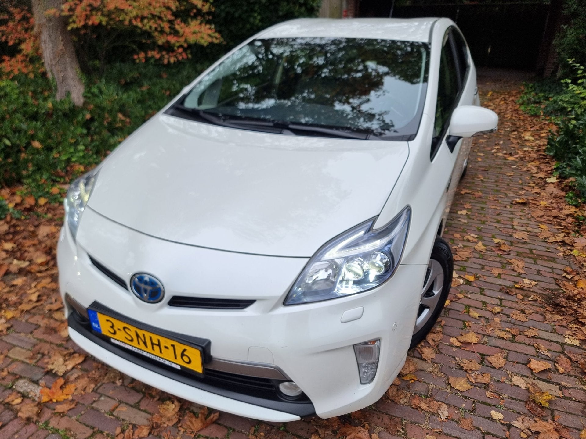 Toyota Prius 1.8 Plug-in Executive Business Xenon/Leer/JBL, Auto's, Gebruikt, Zwart, Wit, Verwarmde buitenspiegels