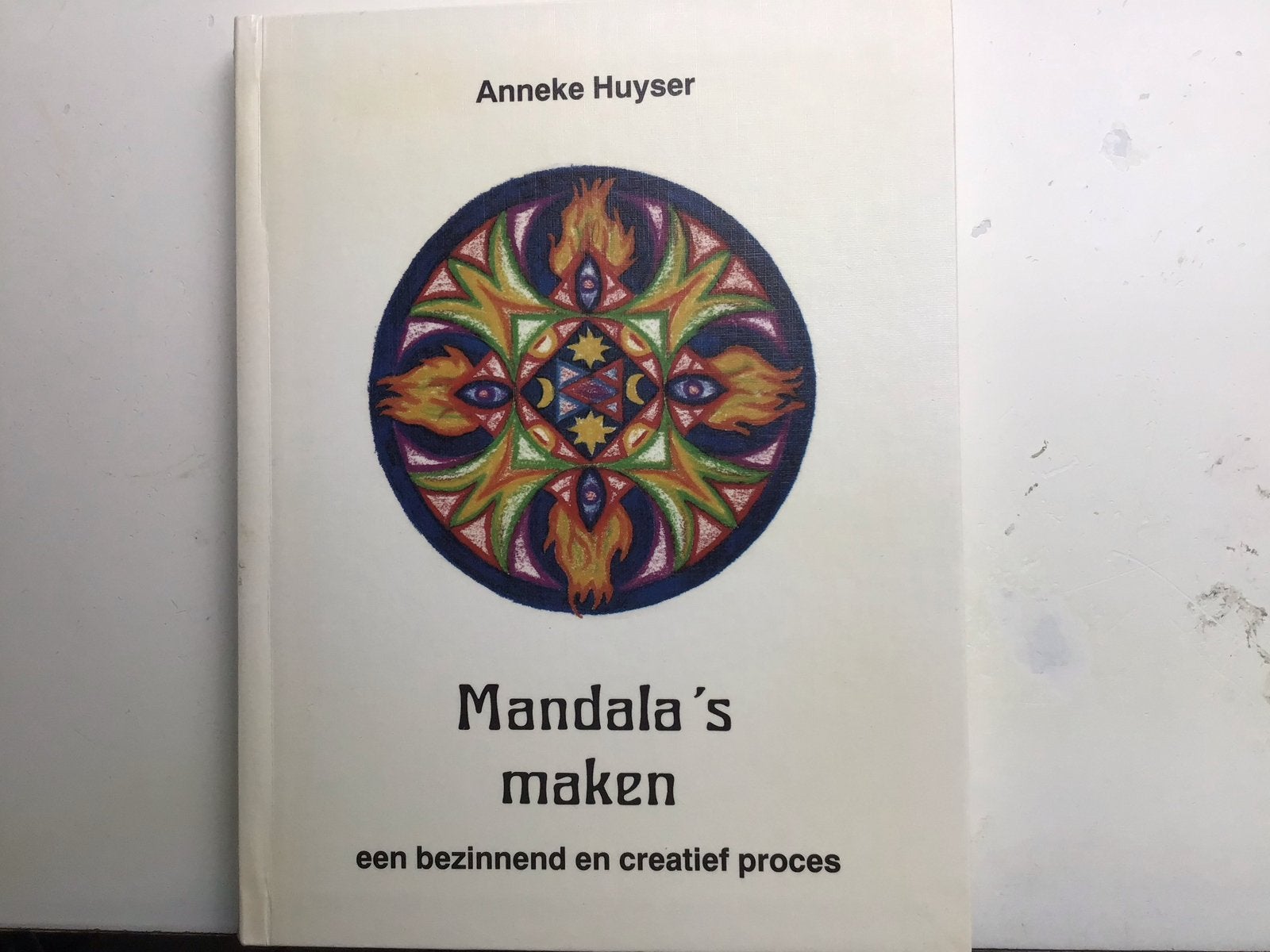 Boek: Mandala's maken - Anneke Huyser, Ophalen of Verzenden, Gelezen, Tekenen en Schilderen