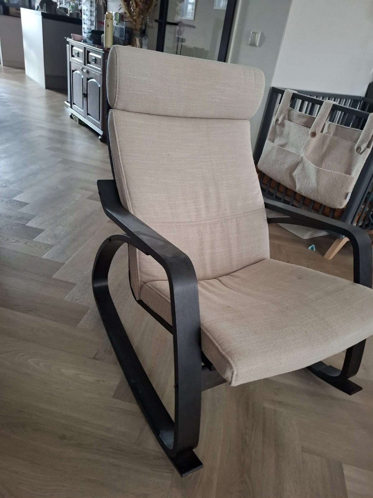 Comfortabele schommelstoel met beige bekleding, Huis en Inrichting, Stoelen, Ophalen, Modern, Comfortabel, Overige kleuren, Zo goed als nieuw