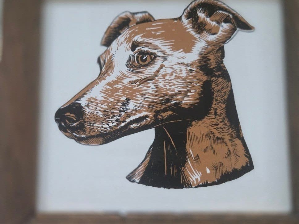 Greyhound op tegel in houten lijstje, Ophalen of Verzenden, Gebruikt