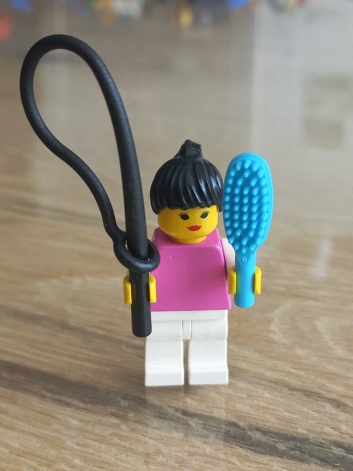 1x Lego minifiguur paardenmeisje met zweep en borstel, Ophalen of Verzenden, Gebruikt, Minifiguur, Lego