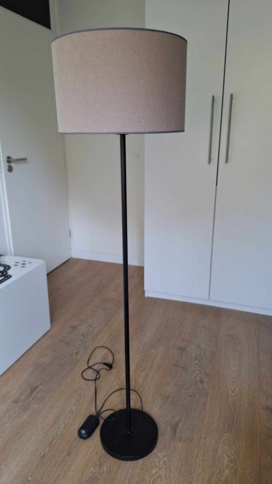 Staande lamp, grijze kap met mat zwarte poot., Ophalen, 150 tot 200 cm