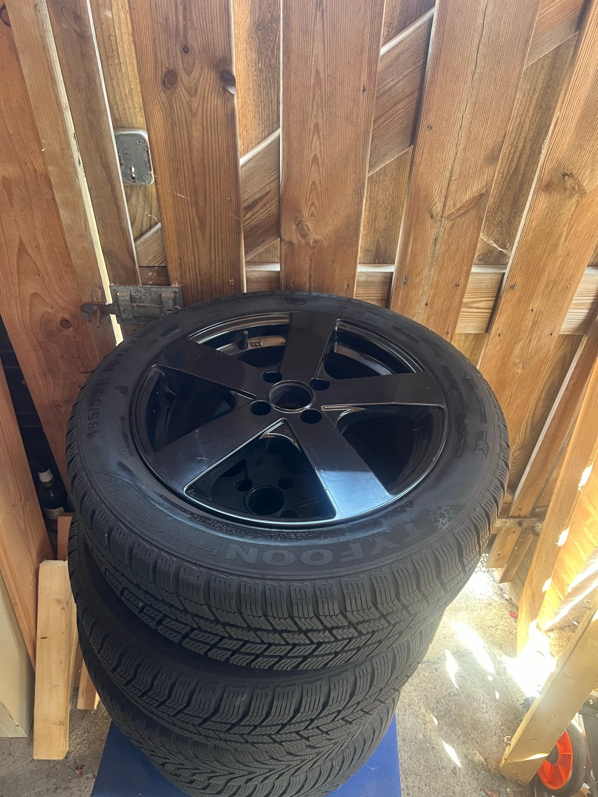 Zwart aluminium velgen met winterbanden (1 seizoen gebruikt), Ophalen, Gebruikt, 16 inch, Banden en Velgen