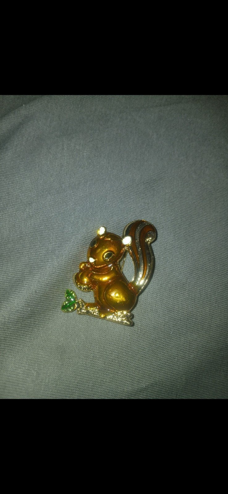 Nieuwe Eekhoorn Broche - Goudkleurig met Groen Detail, Overige materialen, 4 tot 7 cm, Nieuw, Ophalen of Verzenden