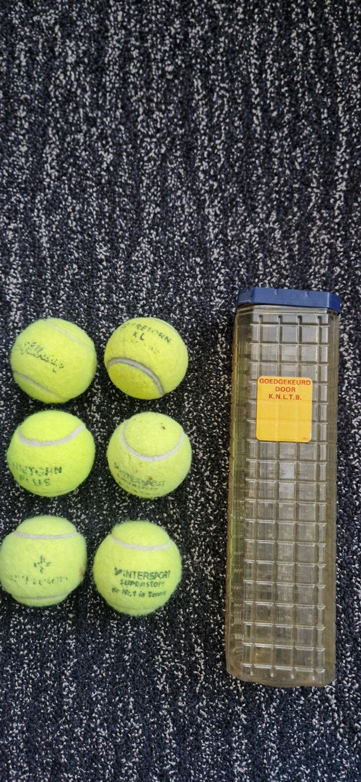 Diverse tennisballen en bewaarkoker, Ophalen of Verzenden, Zo goed als nieuw, Ballen, Overige merken