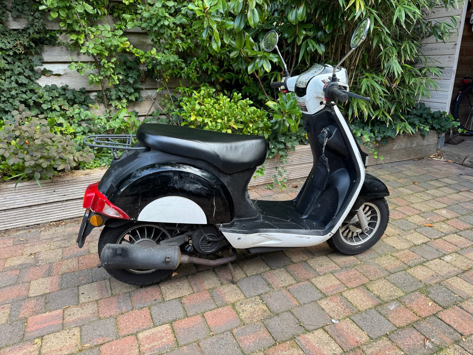 Scooter AGM Zwart/Wit - Gebruikt, Fietsen en Brommers, Ophalen, Gebruikt