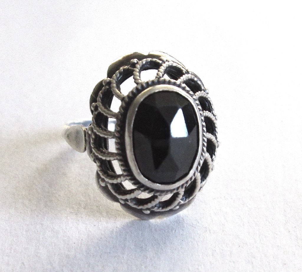 Zilveren ring met zwarte amethist van Jan de Vaal, M18,5-19, 18 tot 19, Ophalen of Verzenden, Zo goed als nieuw, Dame