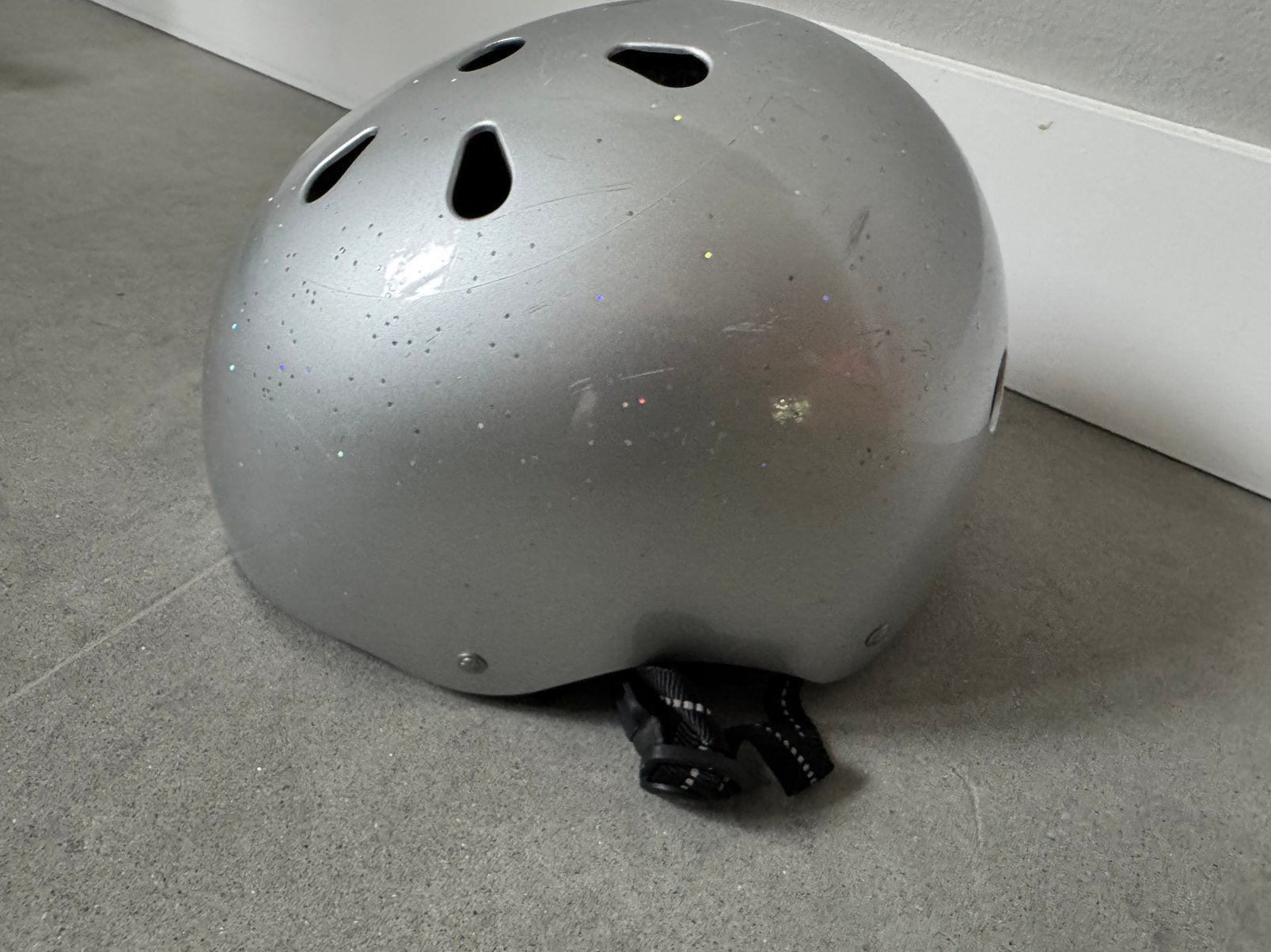 Nutcase Supersolid Silver Sparkle Kinder Fietshelm, M, Jongen of Meisje, Ophalen of Verzenden, Zo goed als nieuw