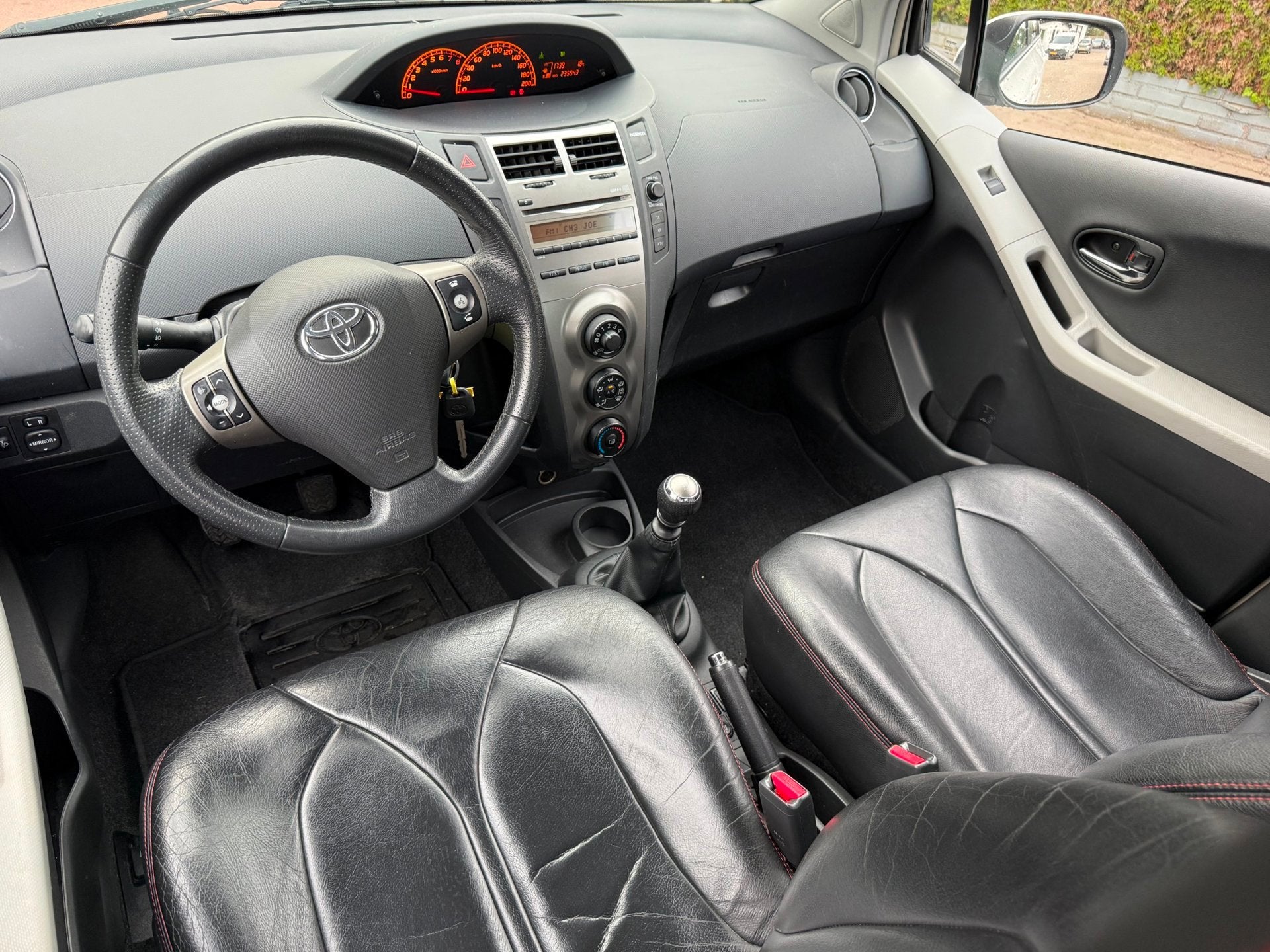 Toyota Yaris 1.3 VVTi 5-DRS Dynamic AIRCO LEDER STOELVERW LM, Auto's, Voorwielaandrijving, 101 pk, Zwart, 4 cilinders