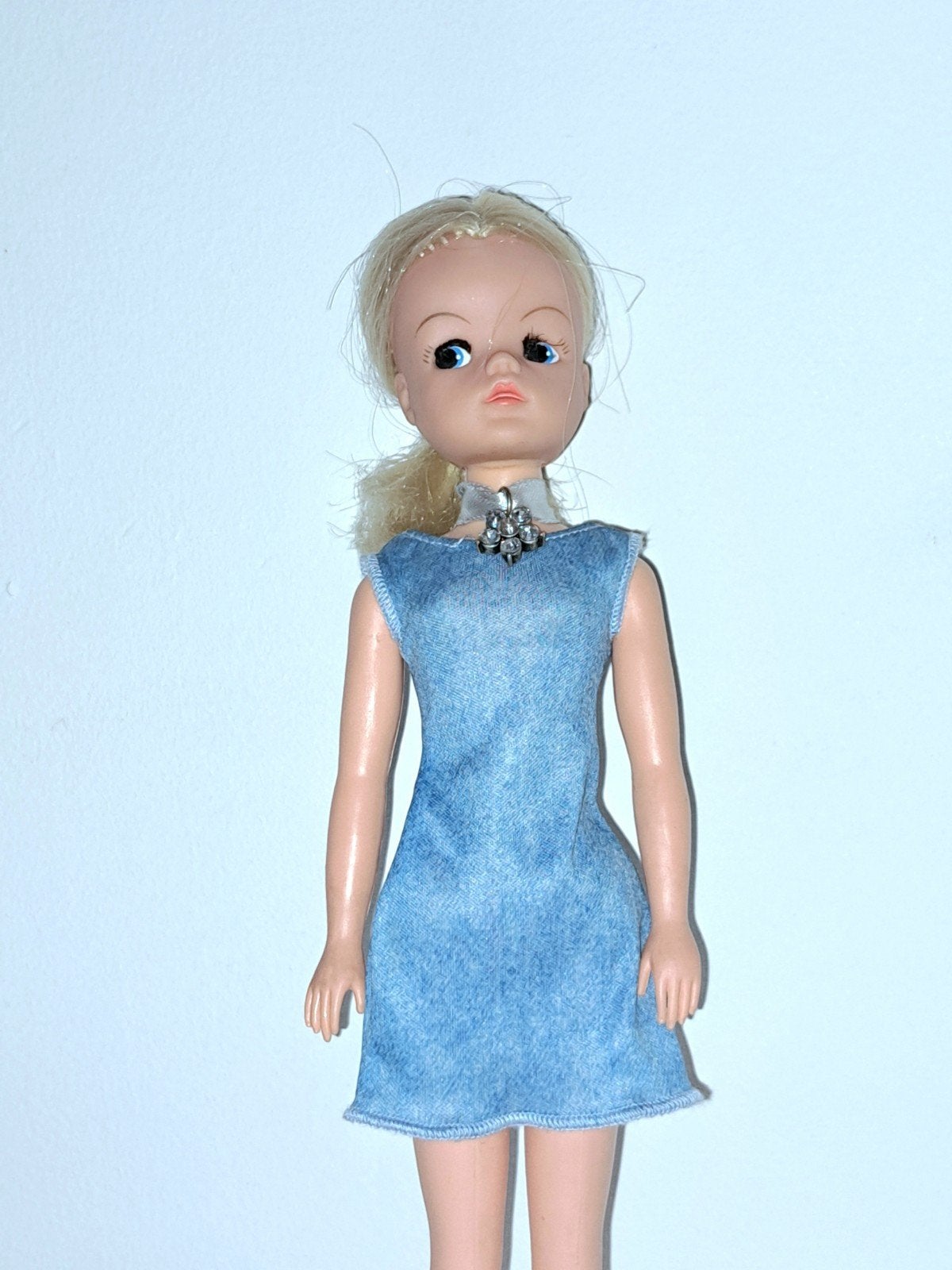 Blauwe jurk en ketting voor barbie sindy fleur excl pop, Ophalen of Verzenden, Gebruikt, Kleertjes