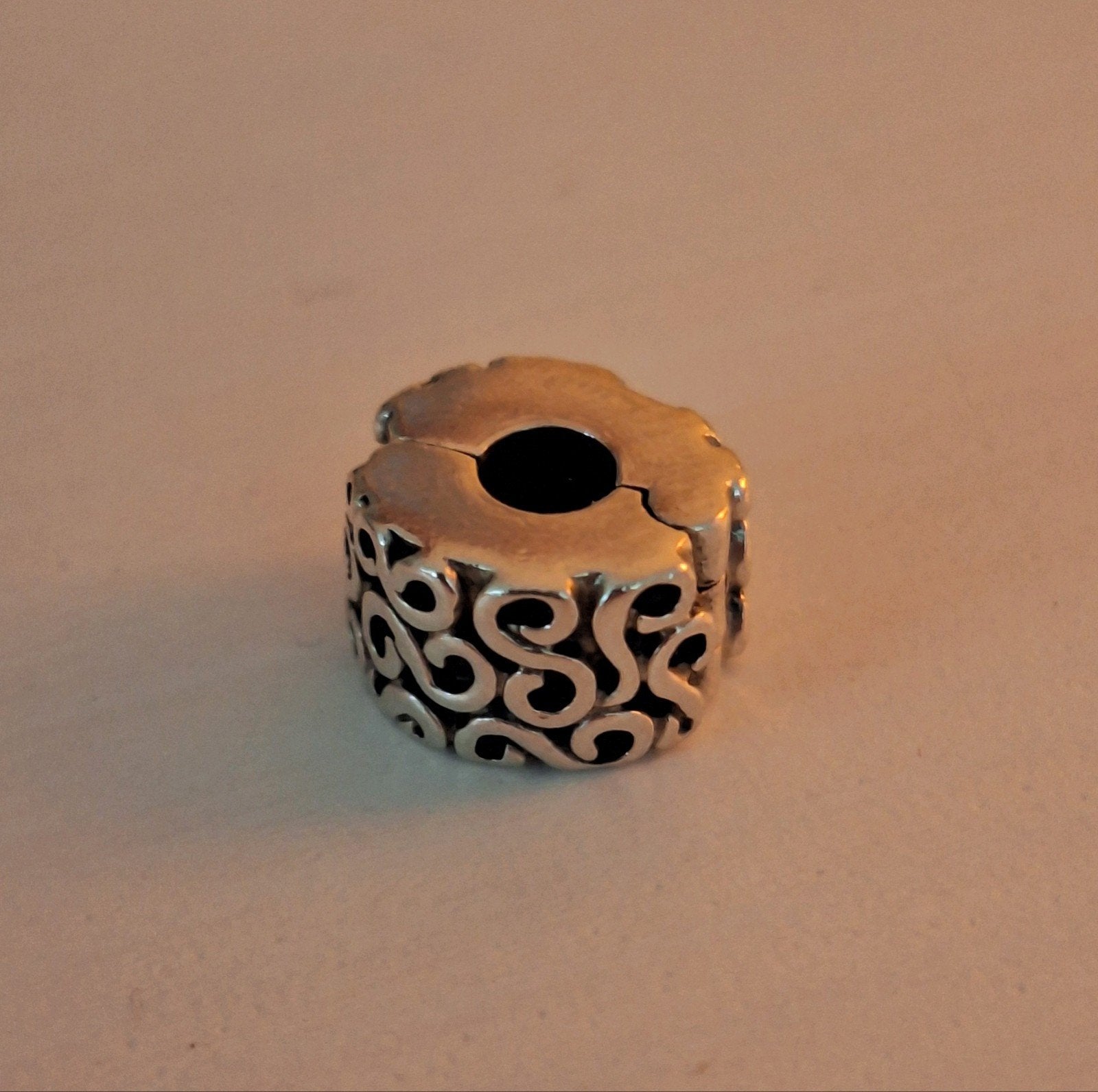 Pandora filigree clip bedel (retired), Pandora, Ophalen of Verzenden, Zo goed als nieuw, 1 bedel