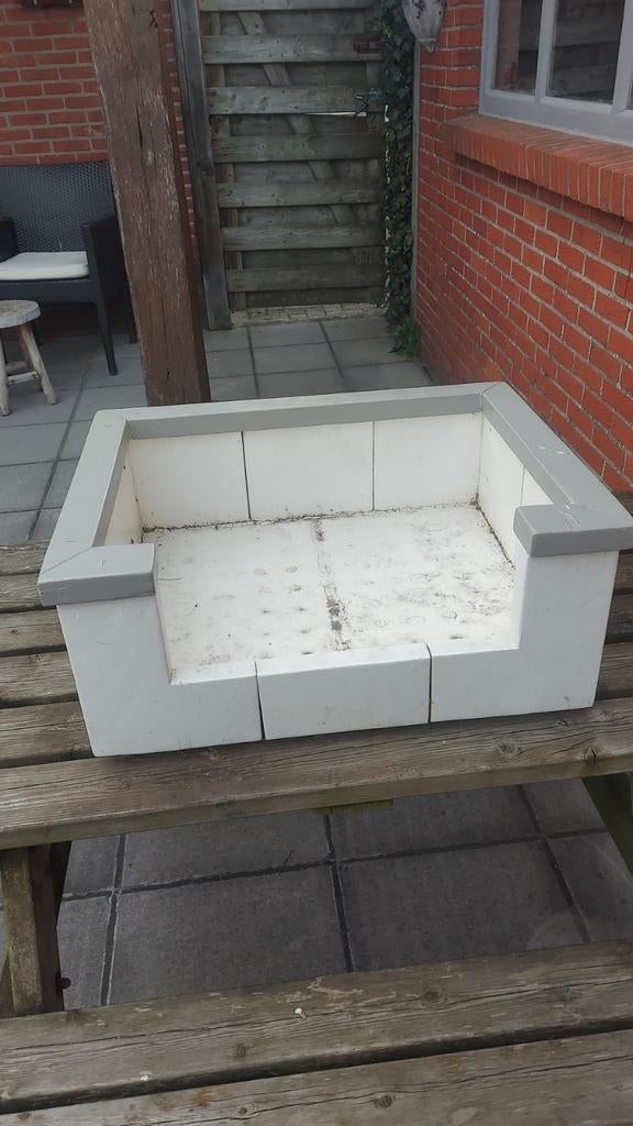 Honden en katten spullen: steigerhouten kist, krabpaal etc, Ophalen