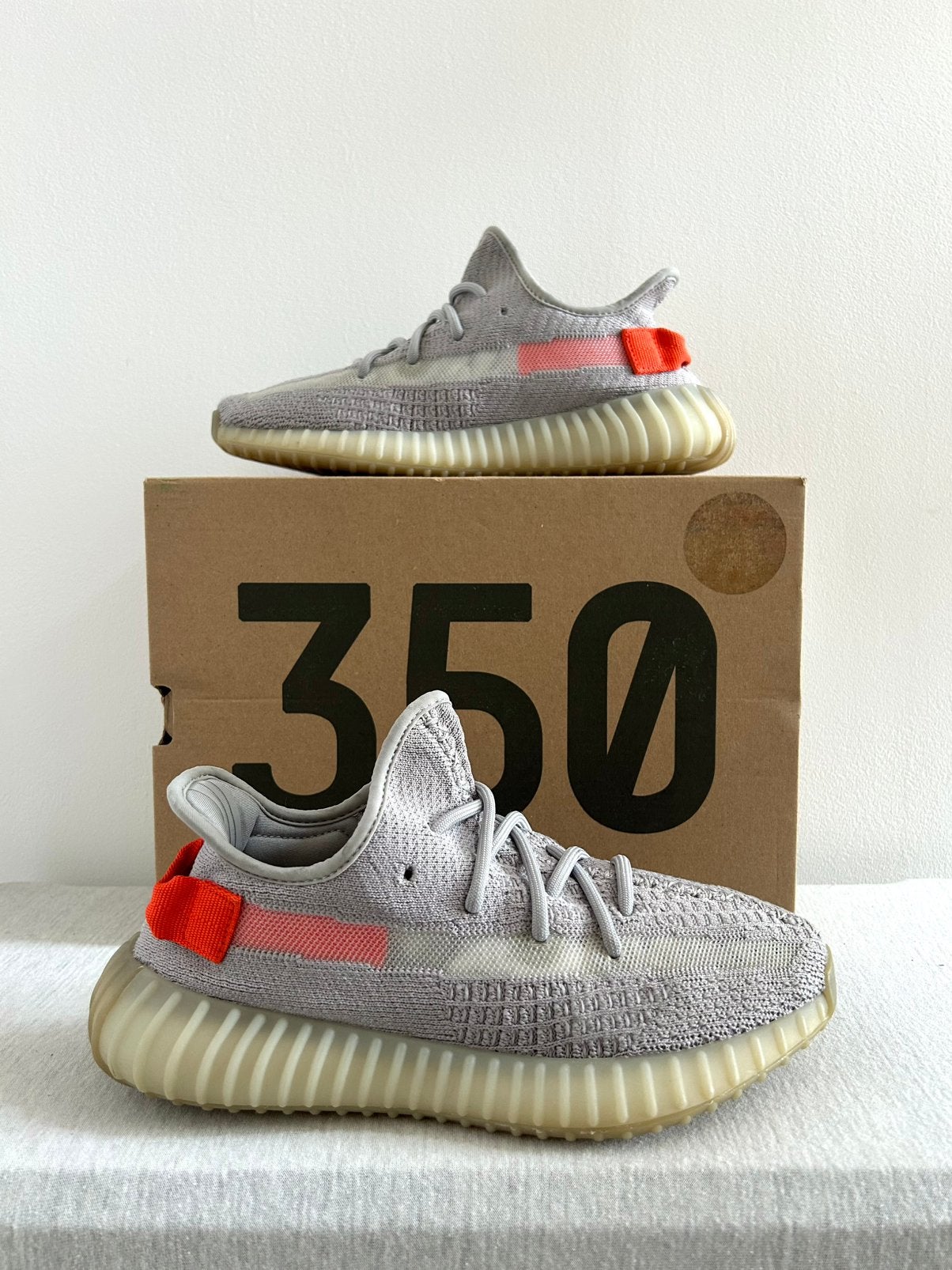 Adidas Yeezy Boost 350 V2 Tail Light (EU 40), Kleding | Heren, Schoenen, Overige kleuren, Ophalen of Verzenden, Yeezy, Sneakers of Gympen
