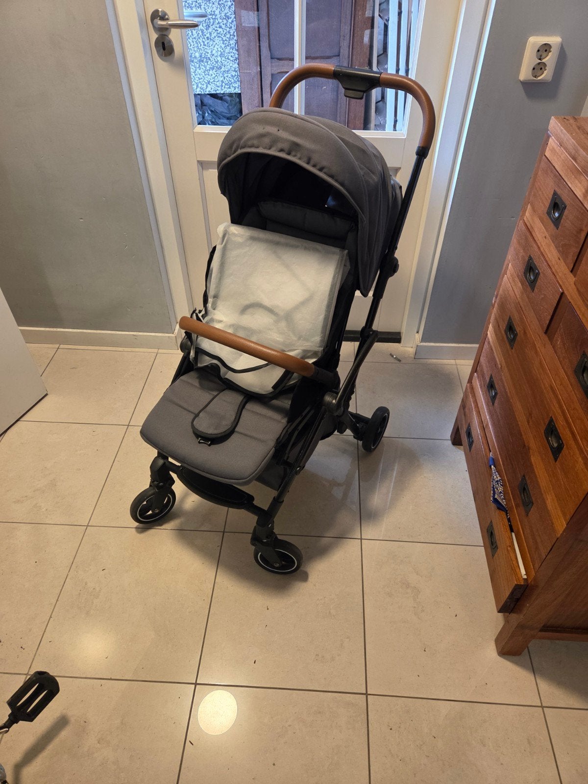 Compacte grijze kinderwagen met zonnekap, Kinderen en Baby's, Buggy's, Ophalen, Gebruikt, Overige merken, Verstelbare rugleuning