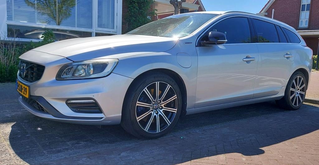 Volvo V60 D6 215pk Plug-in Hybrid 2013 Grijs, Auto's, 1849 kg, 1800 kg, Particulier, Te koop