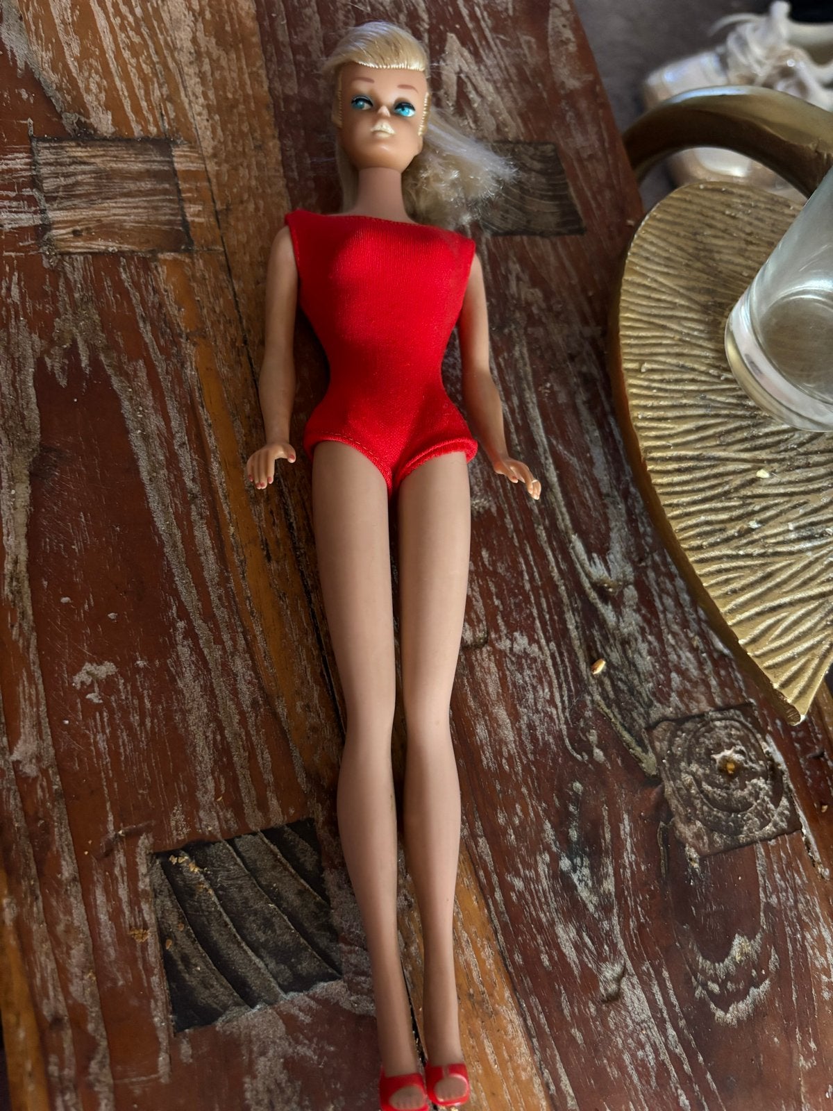 Vintage Barbie pop uit jaren 60met rode badpak en schoenen, Ophalen of Verzenden, Gebruikt, Barbie