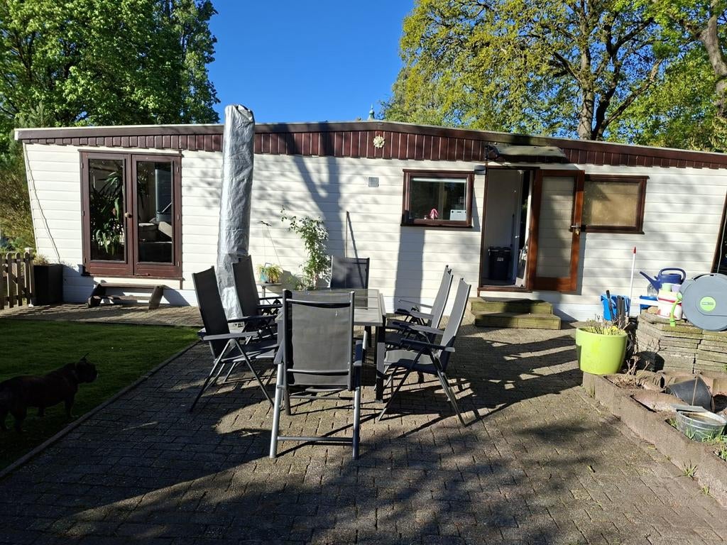 Volledig gerenoveerd kunststof chalet 11x3.8m