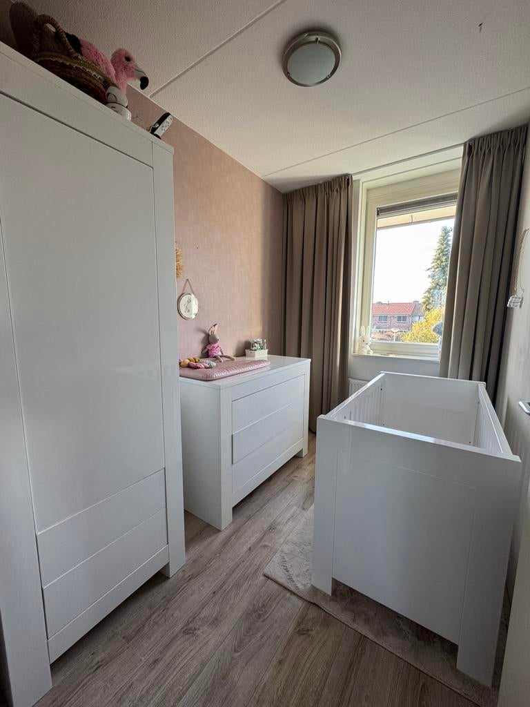 Complete babykamer: Ledikant, commode en kledingkast, Kinderen en Baby's, Kinderkamer | Complete kinderkamers, Ophalen, Gebruikt