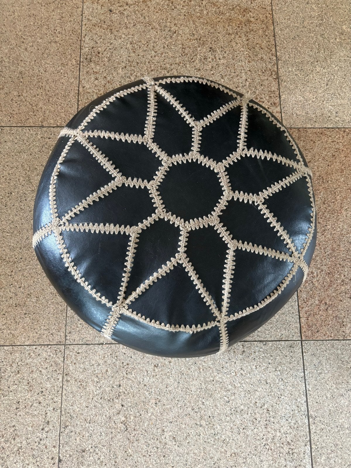 Zwarte leren poef met decoratieve stiksels, Ophalen, Rond, Zo goed als nieuw, 50 tot 75 cm