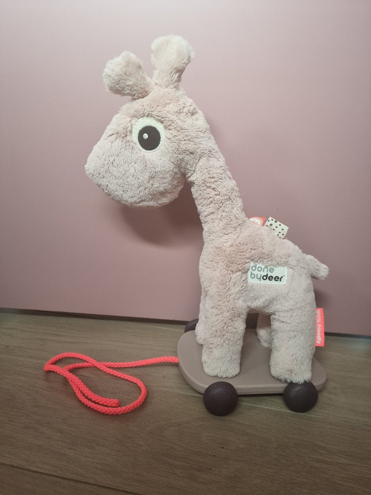 Done by Deer Trekdier giraf Raffi knuffel

Raffi on wheels z, Ophalen of Verzenden, Zo goed als nieuw, Overige typen