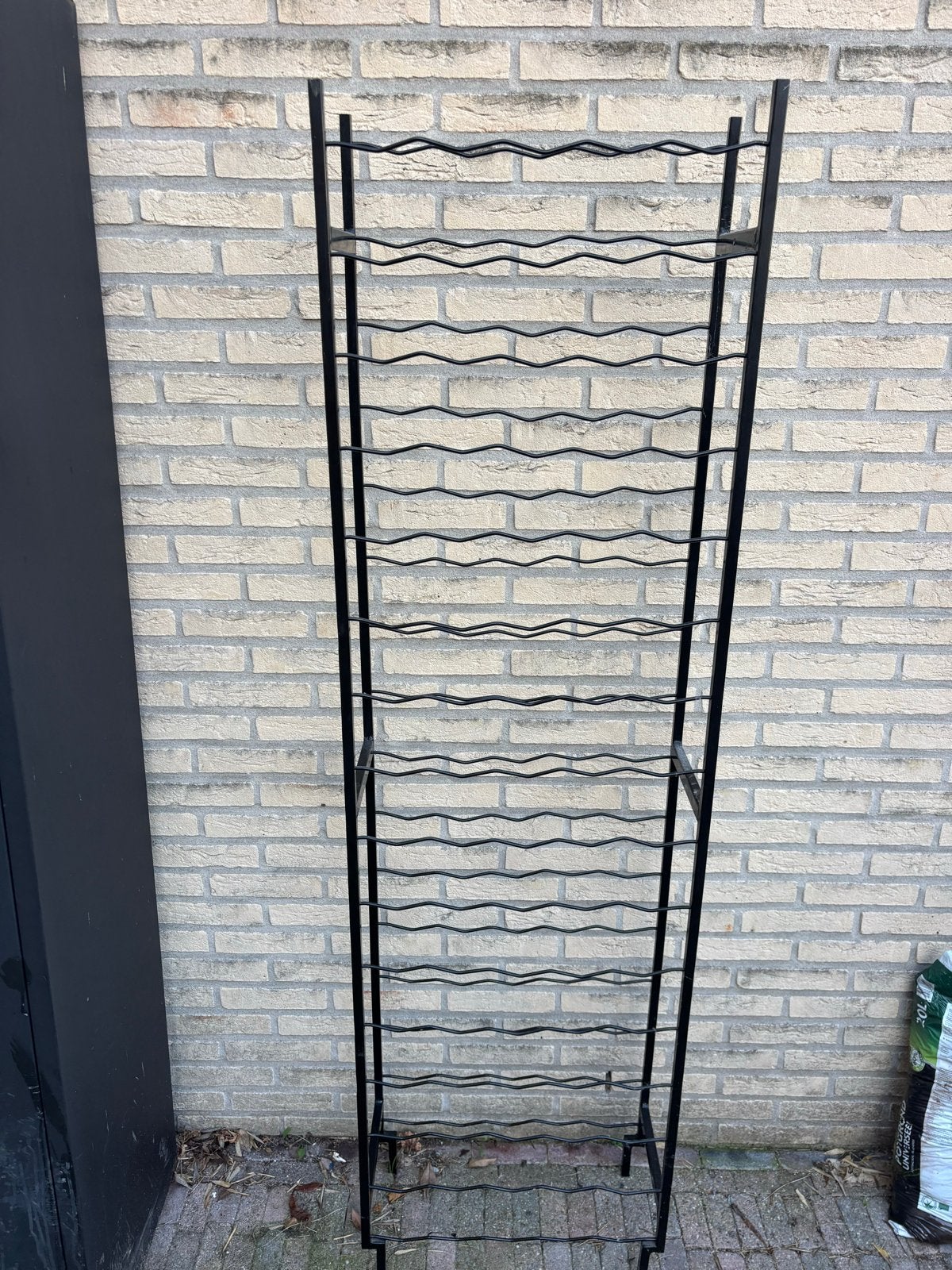 Hoog metalen wijnrek voor wandmontage, Ophalen, Gebruikt, 25 flessen of meer, 75 – 100