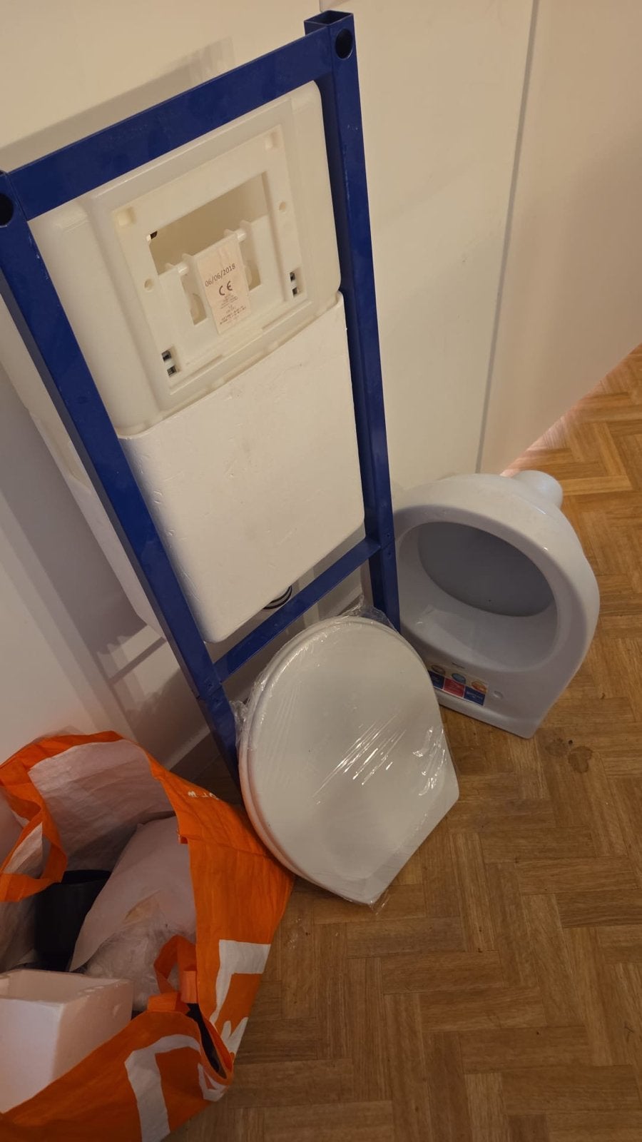 Nieuw inbouwreservoir met toiletpot en zitting, Doe-het-zelf en Verbouw, Sanitair, Ophalen, Nieuw, Toilet