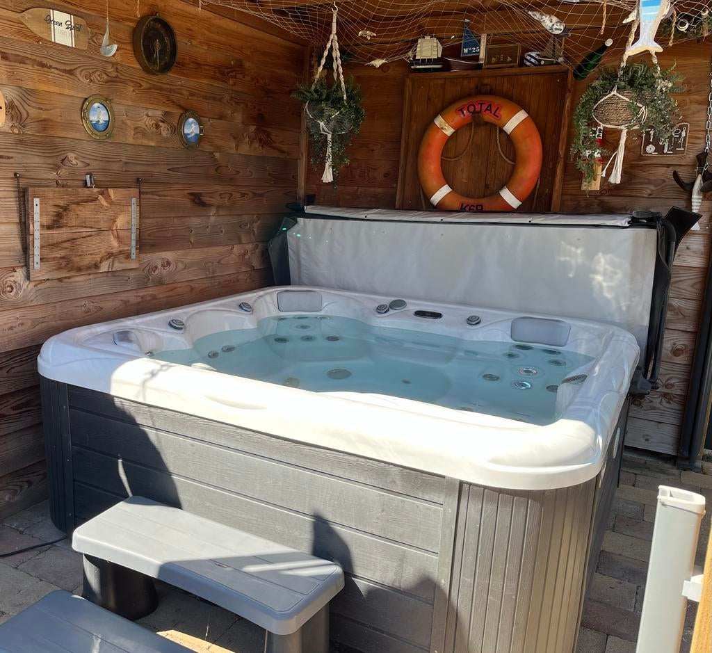 Wellis Venus Spa - 6 persoons, 49 jets, kleurentherapie, Tuin en Terras, Bubbelbaden en Hottubs, Ophalen, Gebruikt, Trap, Vast
