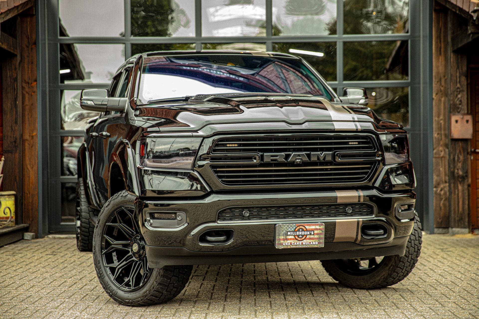 Dodge Ram 1500 5.7 V8 4x4 Crew Cab Laramie ! 1e eigenaar ! W, Automaat, Dealer onderhouden, Gebruikt, 5654 cc