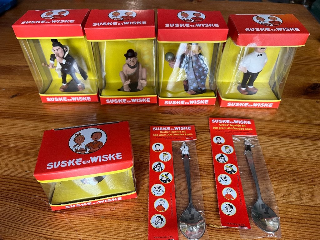 Suske en Wiske AH Beeldjes in Doos (5x) + 2 Lepeltjes NIB, Verzamelen, Stripfiguren, Beeldje of Figuurtje, ., Ophalen of Verzenden