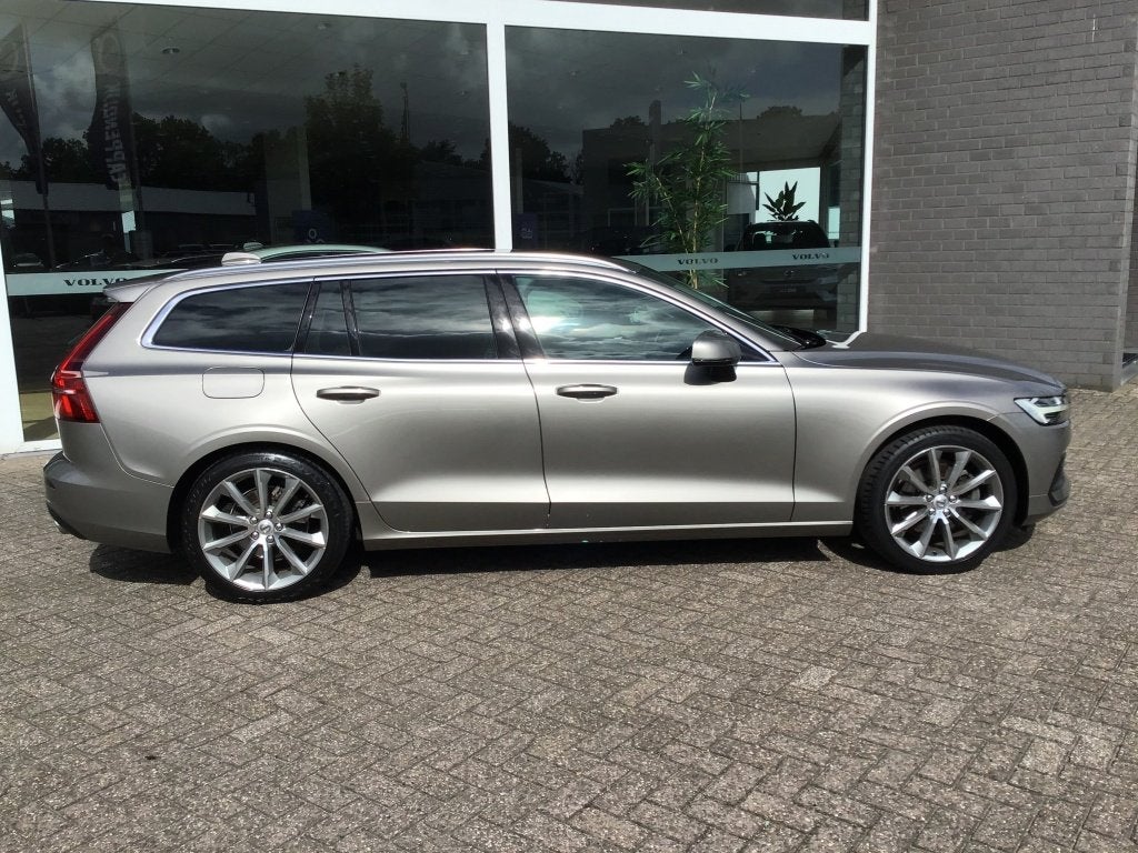 Volvo V60 2.0 T4 Moment.Pro Intellisafe Pro Comfort pakket, Auto's, Volvo, Automaat, 15 km/l, Euro 6, 4 cilinders